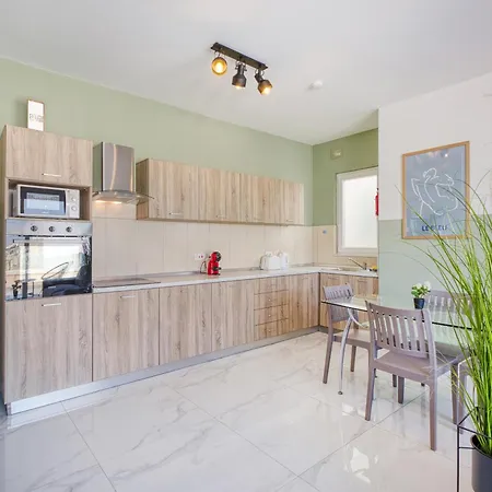 Sunshine Penthouse 2br Heaven With Ac, Terrace & Wifi By 360 Estates Apartment